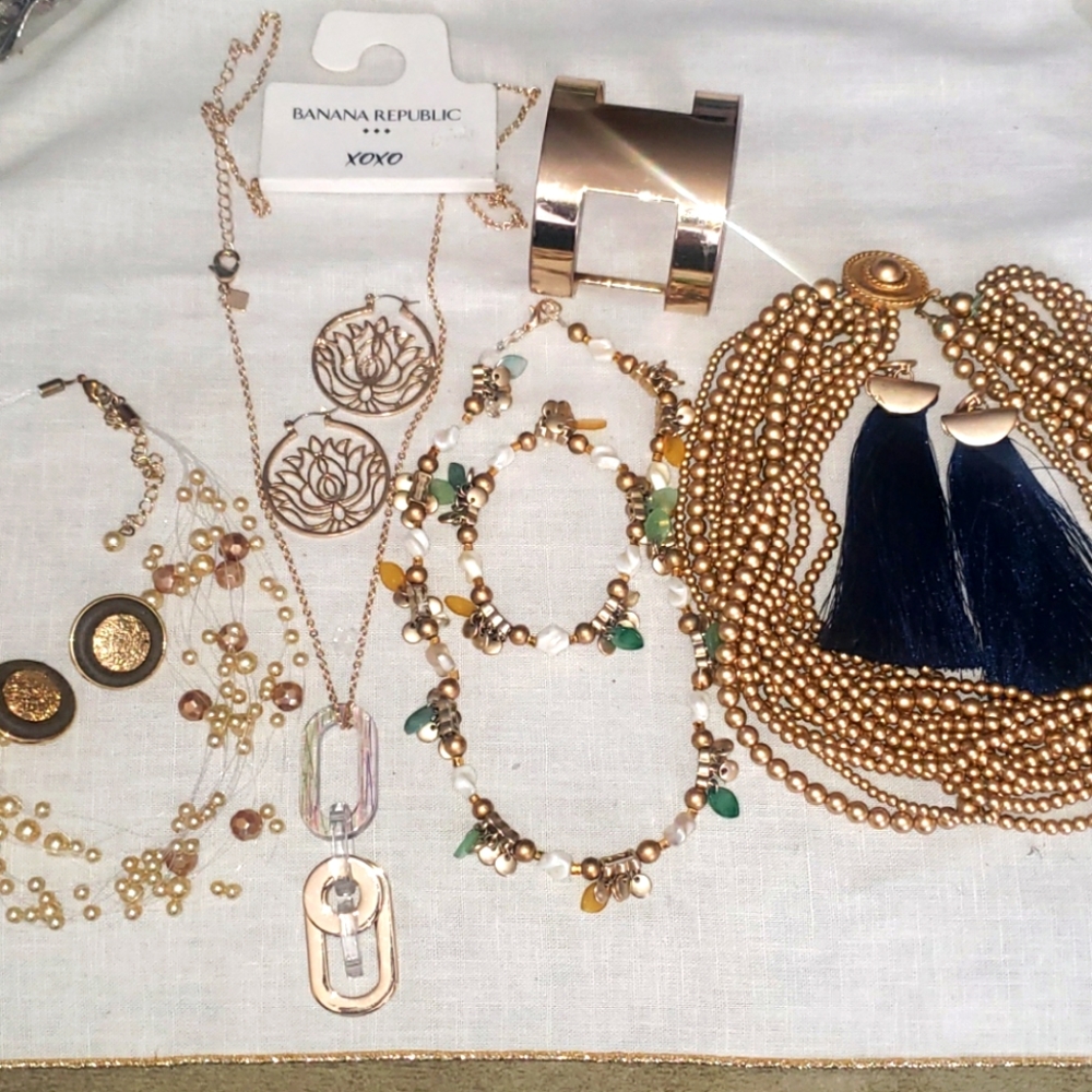 4 Necklaces,2 Bracelets,3 pairs Earrings